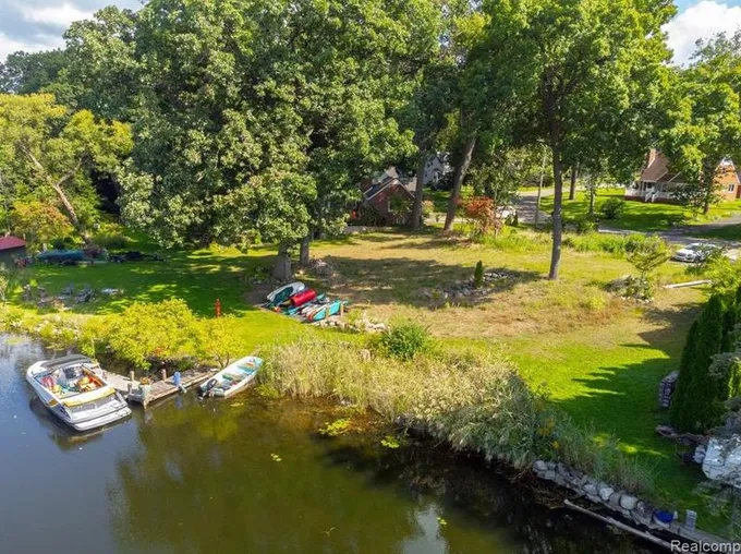 2860 Chadwick Dr, Waterford Township, MI 48328 - MLS 20230080980 for Sale