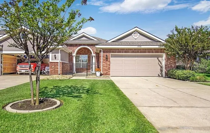 11735 Champions Gate Dr Dr, Mont Belvieu, TX 77535 - MLS 23092049 for Sale