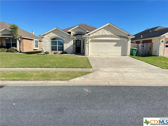 304 SILVERADO TRL, Victoria, TX 77901 Single Family Residence For Sale  MLS# 527570