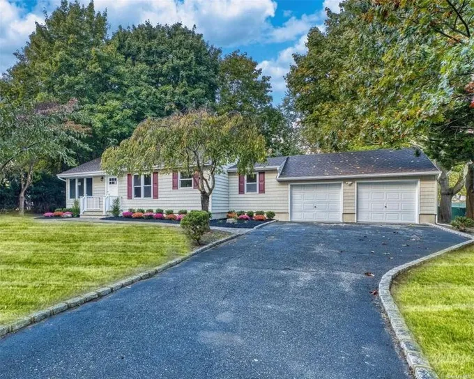 Selden, Suffolk County, NY House for sale Property ID: 418093160