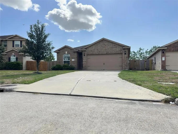 2722 Tracy Ln, Highlands, TX 77562 for Sale