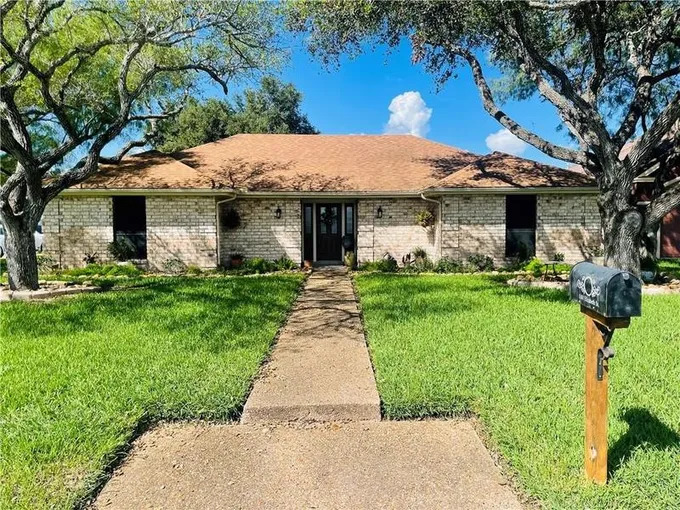 1101 Elizabeth St, Sinton, TX 78387 for Sale