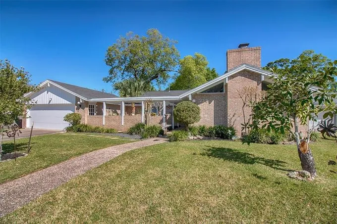 218 Sleepy Hollow Court, Seabrook, TX 77586 for Sale