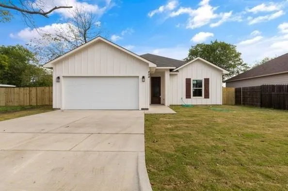 404 Erie St, Cleburne, TX 76031 - MLS 20480584 for Sale