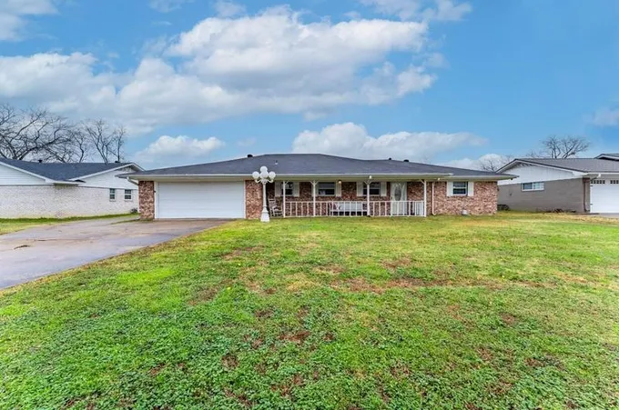 1523 Live Oak St, Sulphur Springs, TX 75482 - MLS 20506207 for Sale