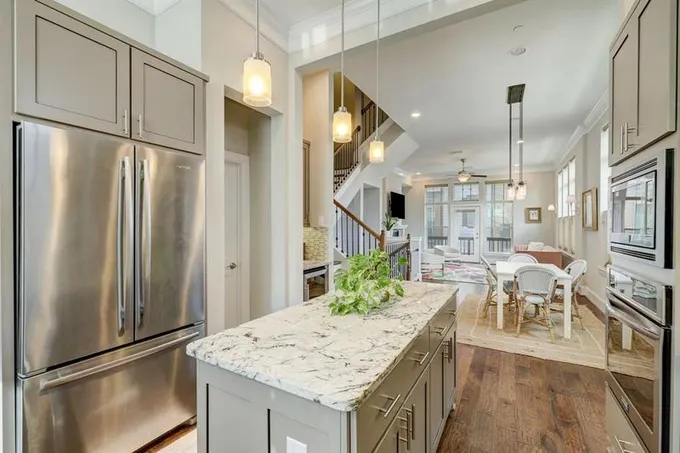 816 Yale Street E, Houston, TX 77007 for Sale