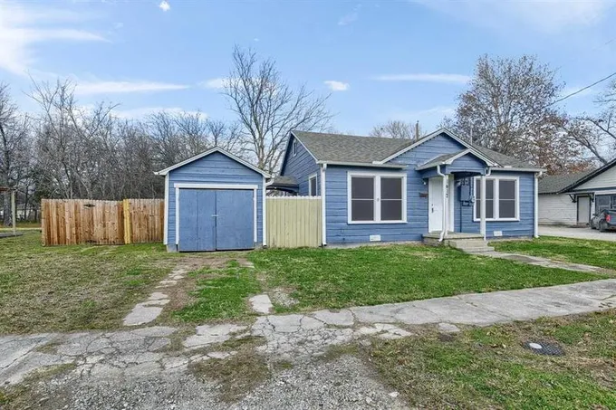 1417 E Garnett St, Gainesville, TX 76240 for Sale