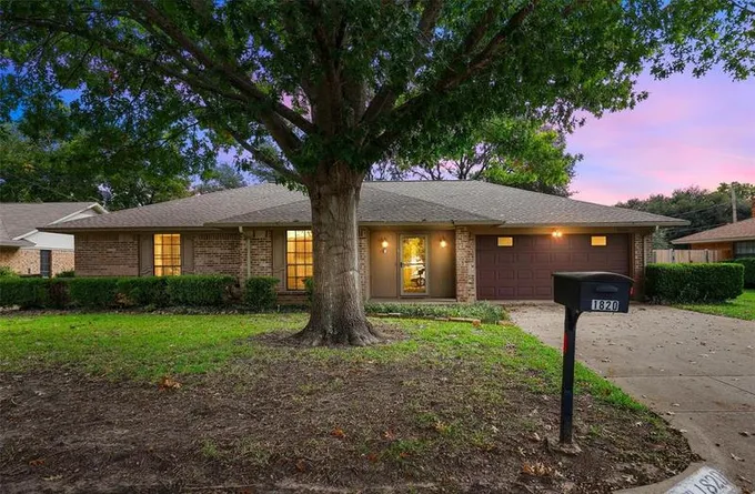 1820 Spruce Ln, Benbrook, TX 76126 for Sale