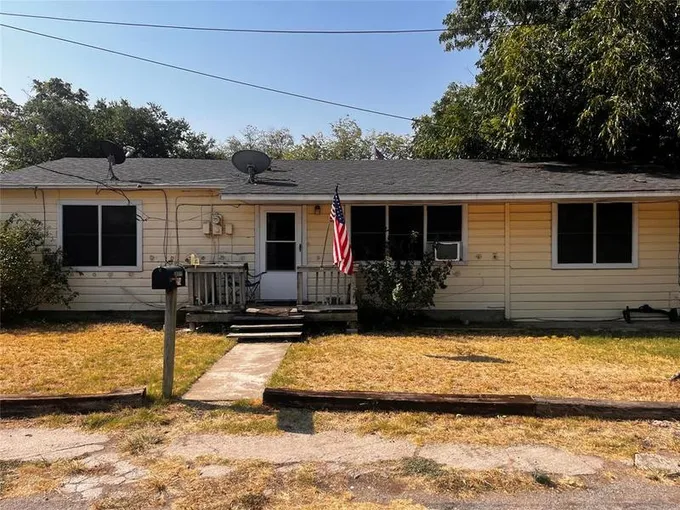 602 E College Ave, Comanche, TX 76442 for Sale