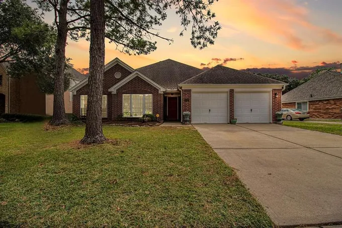 110 Bending Shore Ct, League City, TX 77573 for Sale