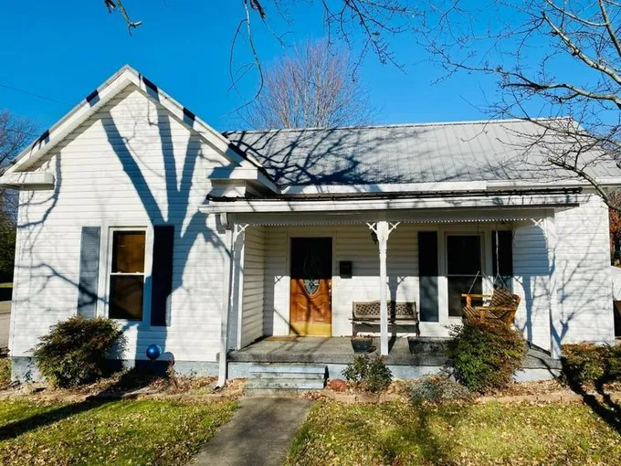 215 E VIRGINIA AVE, Springfield, KY 40069 Single Family Residence For Sale  MLS# OK185258