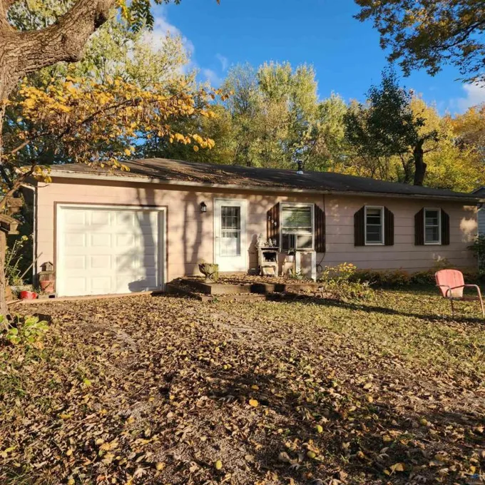 709 S WALNUT ST, La Monte, MO 65337 Single Family Residence For Sale  MLS# 96413