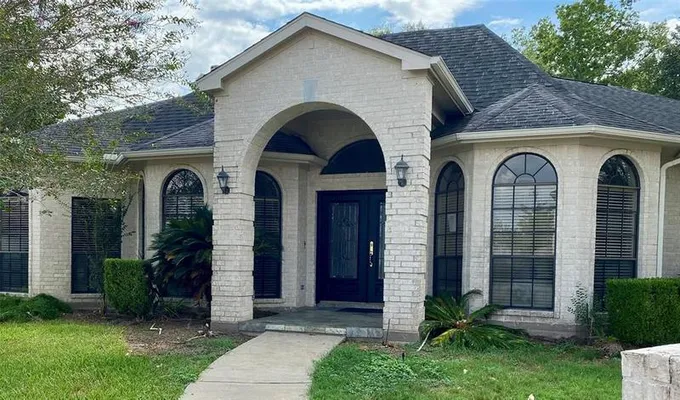 8003 N Circle Dr, Houston, TX 77071 for Rent