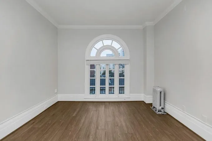 403  735 Taylor for Sale