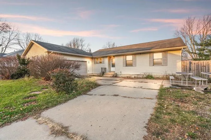 5106 W Willow Hwy, Lansing, MI 48917 - MLS 23142375 for Sale