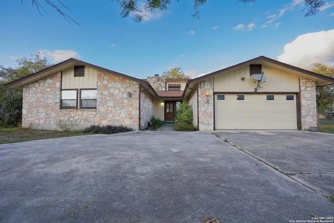 154 COUNTY ROAD 385, San Antonio, TX 78253-6816 for Sale