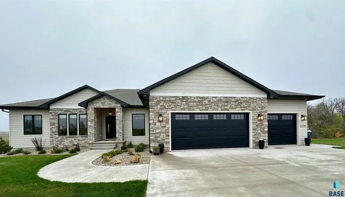 606 MILL POND RD, Rock Rapids, IA 51246 Single Family Residence For Sale  MLS# 22307056 for Rent