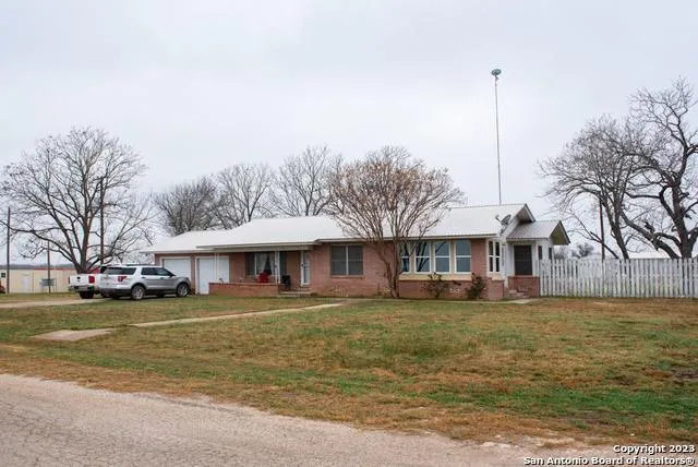 500 E 8th Ave, Nixon, TX 78140 for Sale