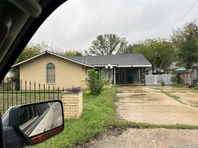309 W Mill St, Uvalde, TX 78801 for Sale