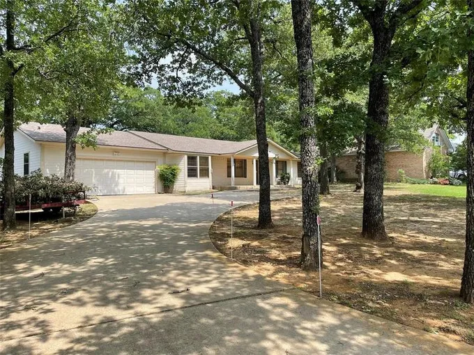 129 Shawnee Dr, Lake Kiowa, TX 76240 for Sale