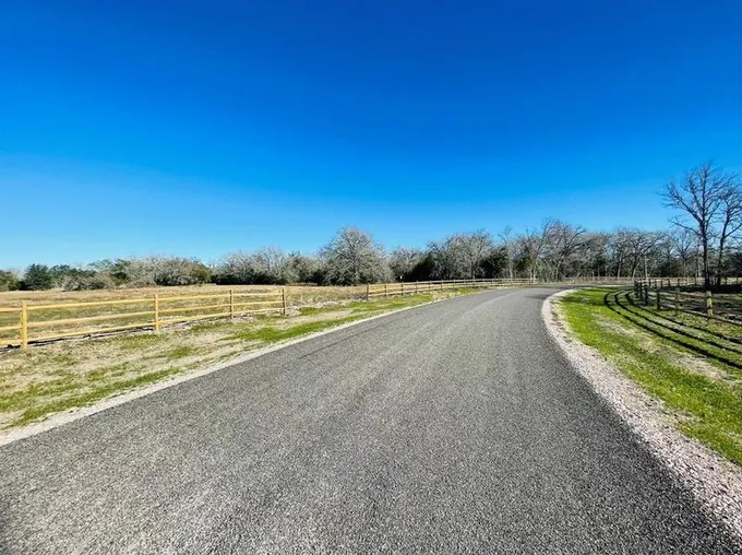 5 Woodland Creek Ln, La Grange, TX 78945 - MLS 83425906 for Sale