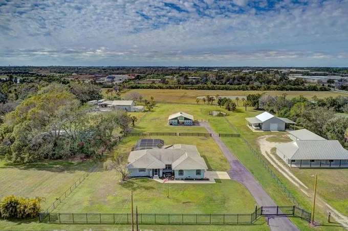 7000 Prospect Rd, Sarasota, FL 34243 - MLS A4593166 for Sale