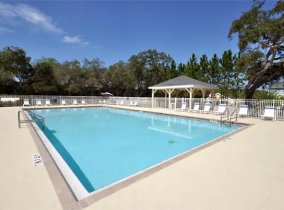 Savannah Cove Apartments - 1124 Lauren Lane - Tarpon Springs, FL Apartments for Rent