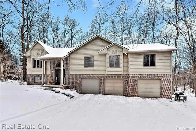 10834 TREE LINE DR, Pinckney, MI 48169 Single Family Residence For Sale  MLS# 20240002700