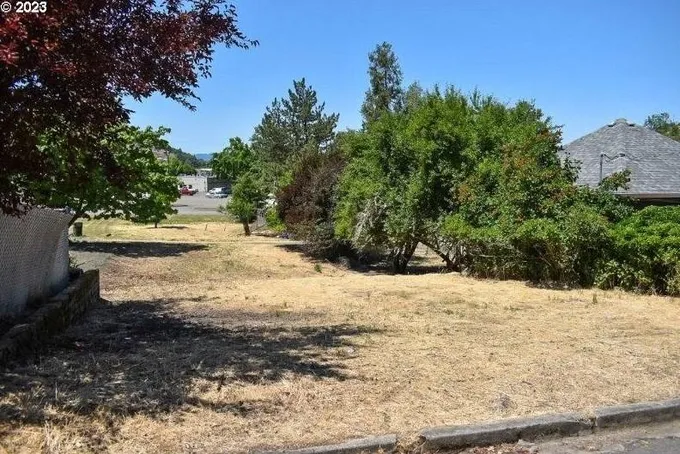 248 SE Pitzer St, Roseburg, OR 97470 - MLS 23065014 for Sale