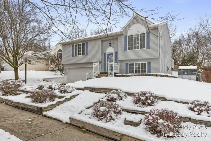 137 ROLLINGWOOD DR, Rockford, MI 49341 Single Family Residence For Sale  MLS# 24003612
