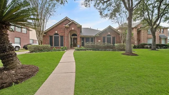 4923 Magnolia Run Dr, Sugar Land, TX 77478 for Sale