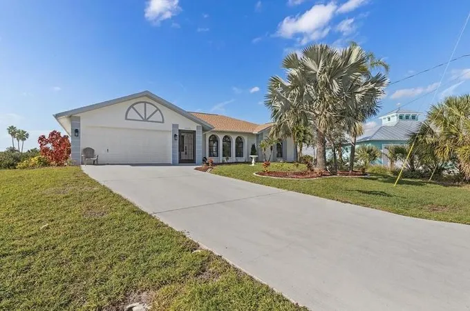18602 Ayrshire Cir, Port Charlotte, FL 33948 - MLS C7485693 for Sale