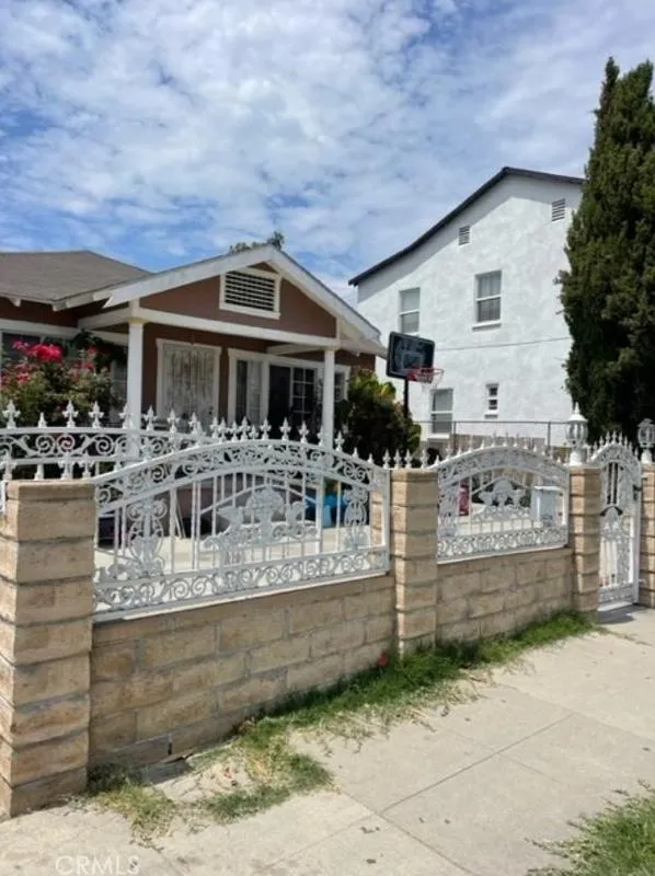 2621 Vineyard Ave, Los Angeles, CA 90016 - MLS RS23150515 for Sale
