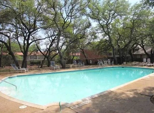 Towne Oaks I & II - 615 E Wonsley Dr - Austin, TX Apartments for Rent