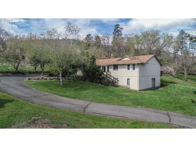 2214 W 10TH ST, The Dalles OR 97058 for Sale