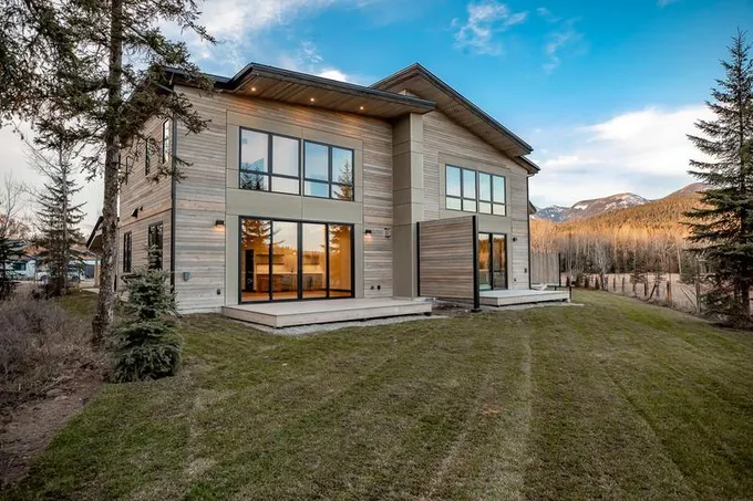 58 Crestwood Dr Unit B, Whitefish, MT 59937  MLS# 30018250 for Sale
