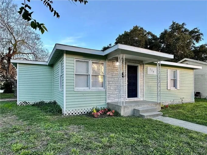 220 Fairview Dr, Kingsville, TX 78363 for Sale