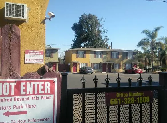 Midtown Townhomes Apartments - 1404 2nd St - Bakersfield, CA Apartments for Rent
