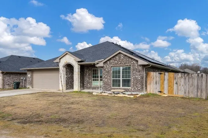 106 Spring Crest St, Mabank, TX 75147 - MLS 20502695 for Sale