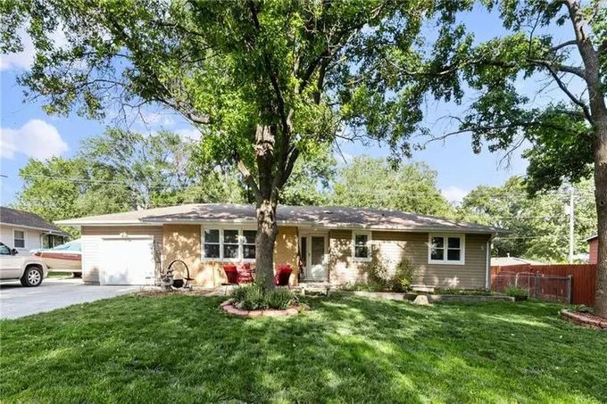 129 N MULBERRY ST, Gardner, KS 66030 Single Family Residence For Sale  MLS# 2445957