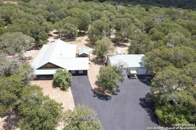 1258 Flash Circle, Luling, TX 78648 for Sale
