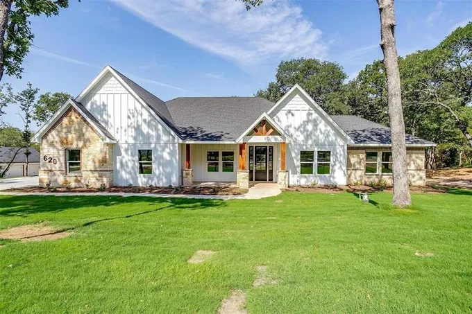 620 Glade Stream Ct, Azle, TX 76020 for Sale