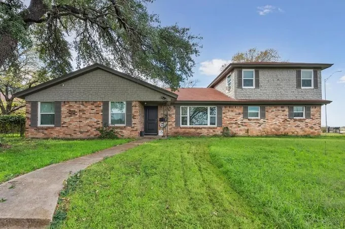 1300 Cloverdale Dr, Fort Worth, TX 76134 - MLS 20489028 for Sale