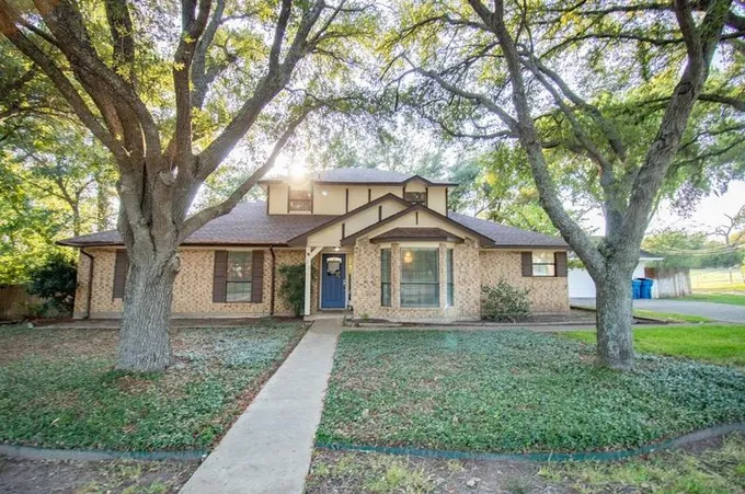 212 Colonial Cir, Athens, TX 75751 - MLS 20438514 for Sale