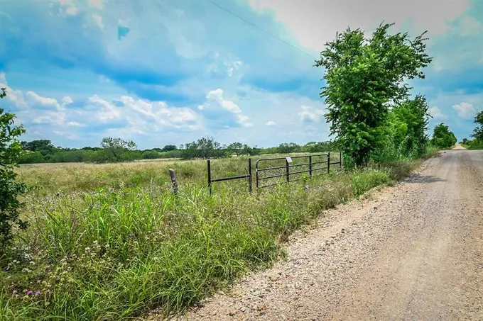 000 County Road 447, Waelder, TX 78959 for Sale