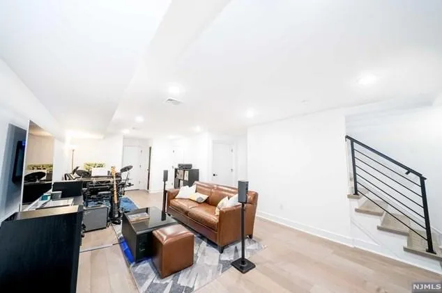 496 Undercliff Ave, Edgewater, NJ 07020 - MLS 24001138 for Rent