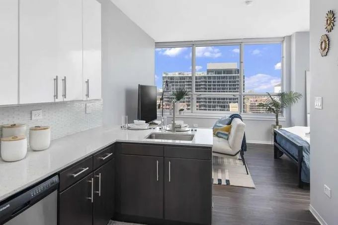 44642160  760 West Adams Street s for Sale
