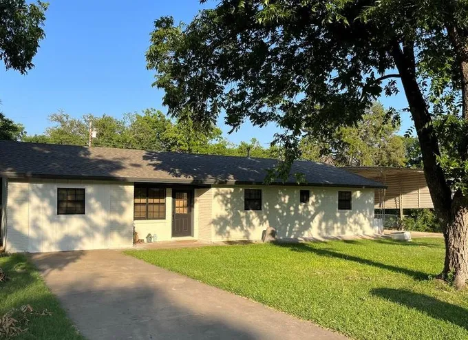 308 Woodlawn Dr, Comanche, TX 76442 - MLS 20365085 for Sale