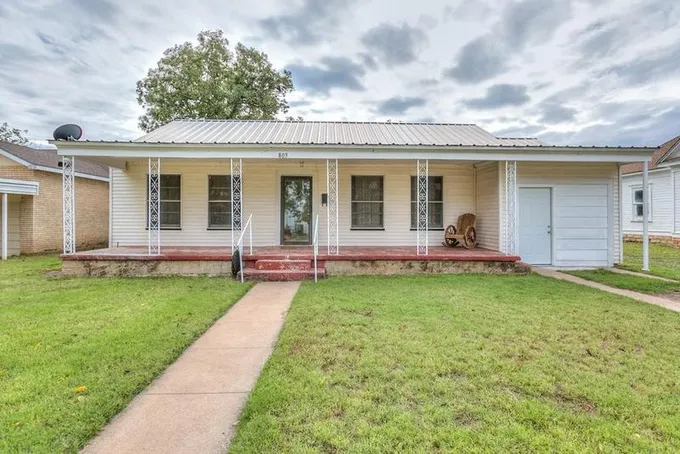 803 N 6th St, Ballinger, TX 76821 for Sale