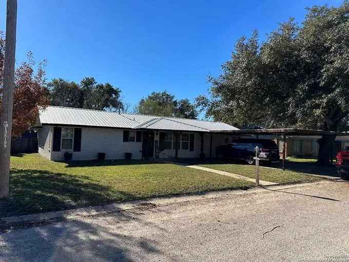 109 Bluebonnet Dr, Kenedy, TX 78119 for Sale